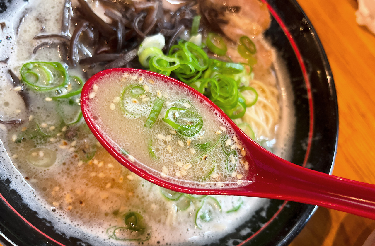 豊岡市のラーメン屋 RAMEN MARCOの豚骨ラーメンのスープ