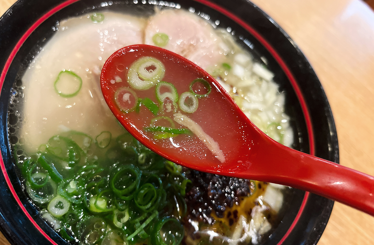 豊岡市のラーメン屋 RAMEN MARCOの鶏塩ラーメンのスープ