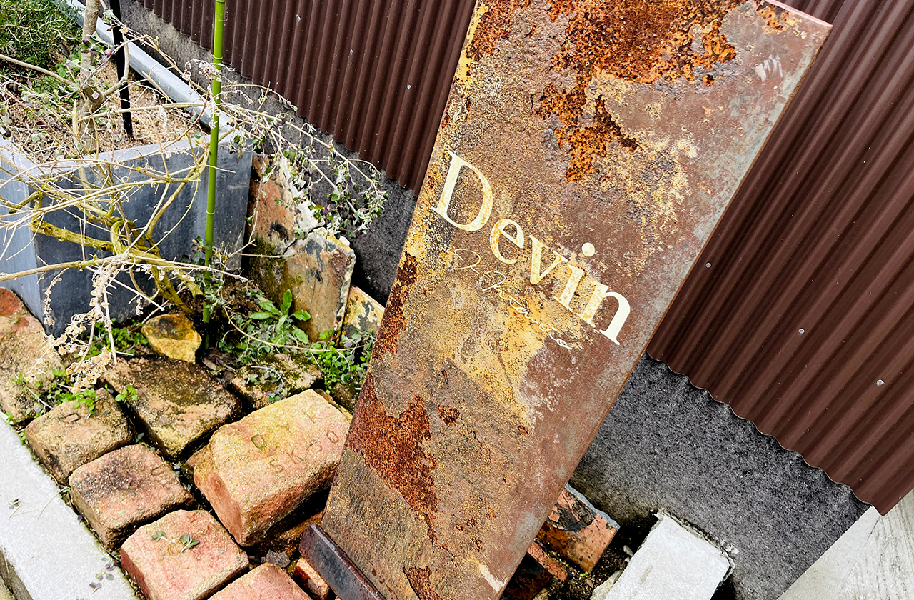 Devin(デビン)看板