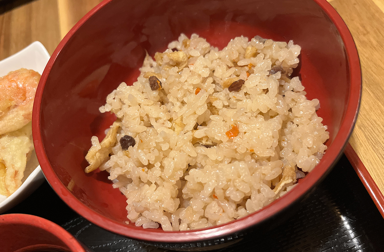 居酒屋 あいしま 手打ちそば定食の炊き込みご飯