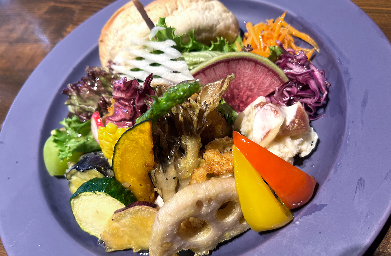 AK CAFE チキンプレートランチ