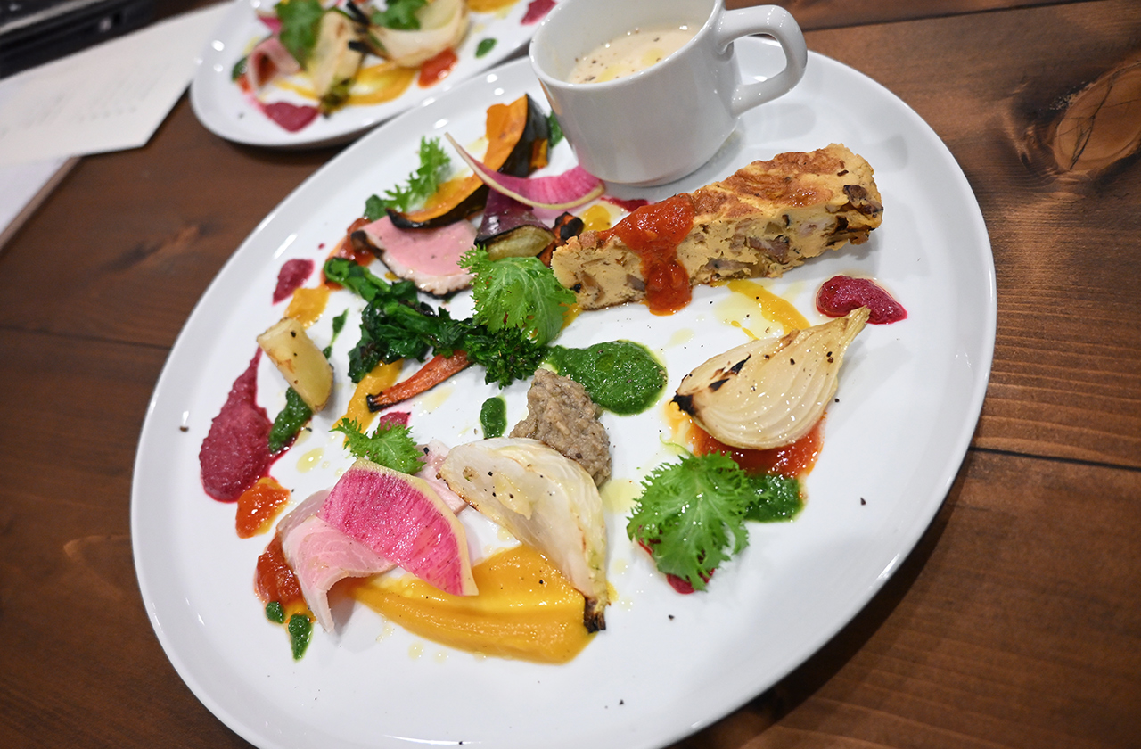 trattorìa ORBEE 5種のソースで彩る地元野菜の前菜プレート