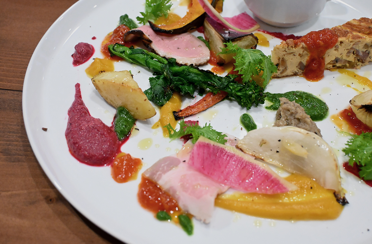 trattorìa ORBEE 5種のソースで彩る地元野菜の前菜プレート