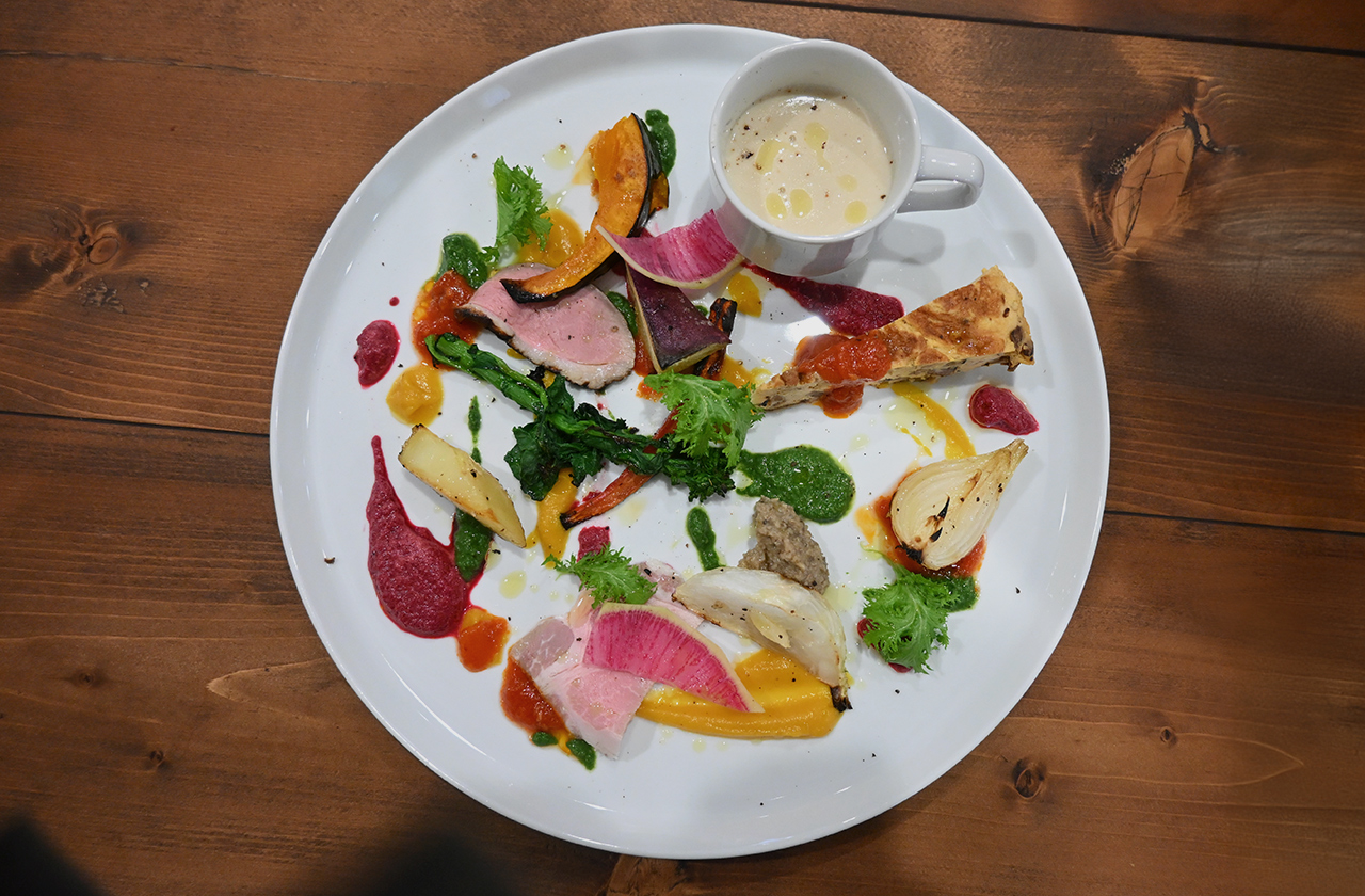 trattorìa ORBEE 5種のソースで彩る地元野菜の前菜プレート