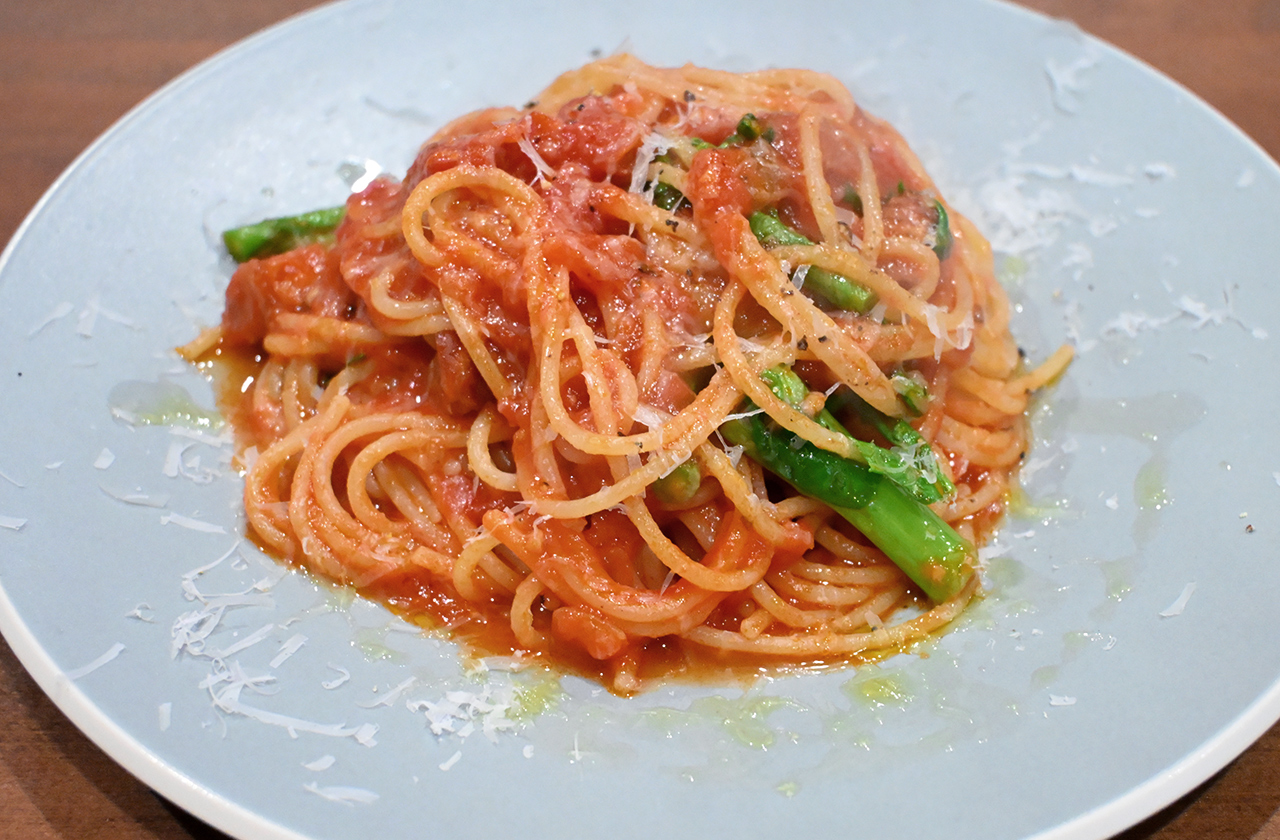 trattorìa ORBEE 菜の花とベーコンのトマトパスタ