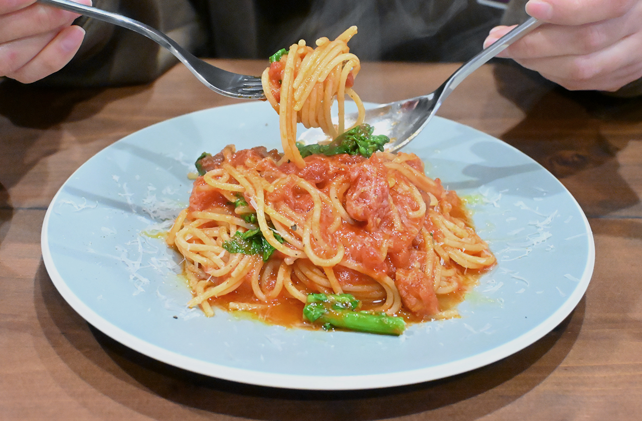 trattorìa ORBEE 菜の花とベーコンのトマトパスタ